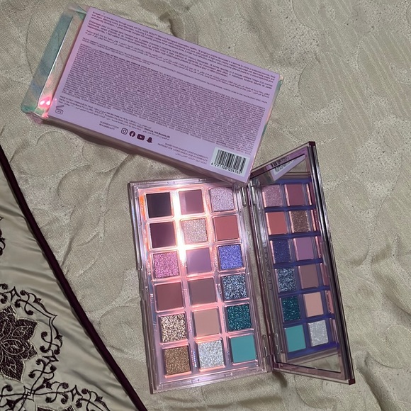 HUDA BEAUTY Mercury Retrograde Eyeshadow Palette - Picture 1 of 7